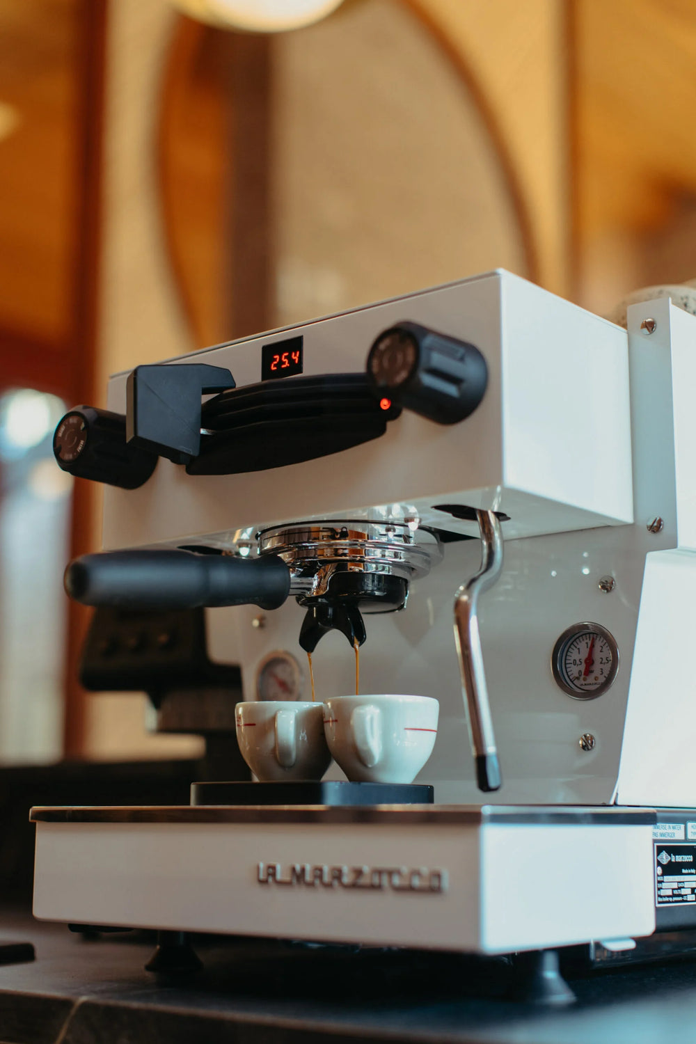 La Marzocco Linea mini R - Cool Touch - White - Ambiance